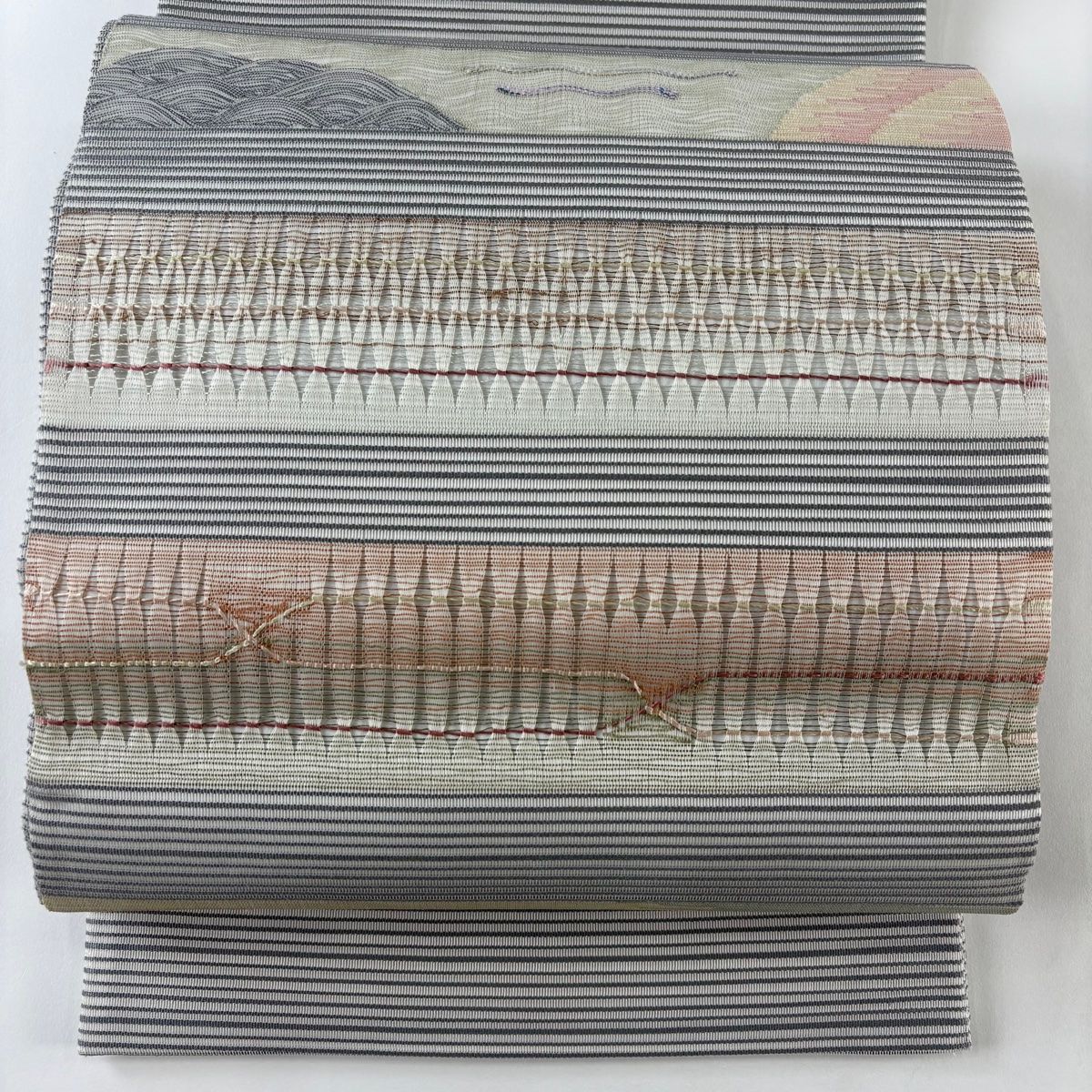 袋帯 名品 夏帯 幾何学模様 縞 金銀糸 箔 灰色 お太鼓柄 正絹 中古 美品】 袋帯 秀品 夏帯 幾何学模様 山 金銀糸 青灰色 六通 正絹｜中古・古着・リサイクル着物通販｜バイセル オンライン 