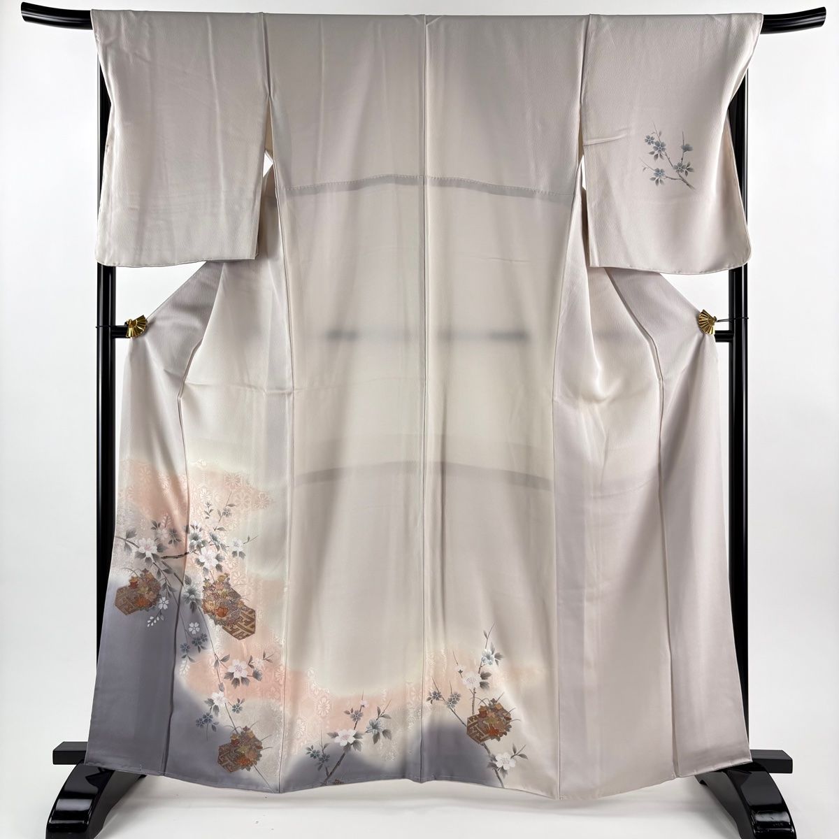 付下げ 身丈163cm 裄丈70cm L 袷 桜 草花 刺繍 金彩 灰色 正絹 秀品