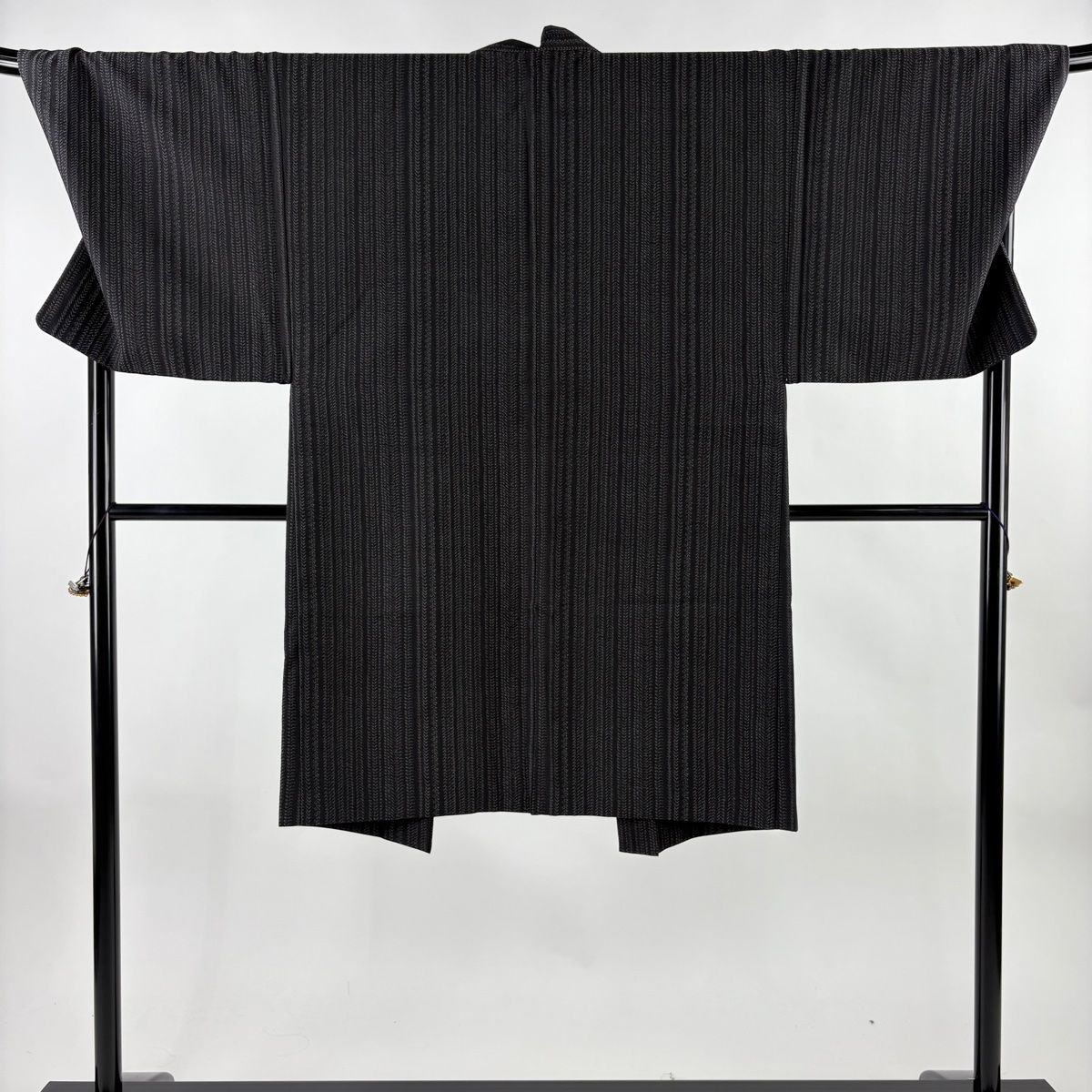 男着物 身丈112 cm 裄丈65 5 S 羽織 縞 幾何学模様 墨色 正絹 秀品