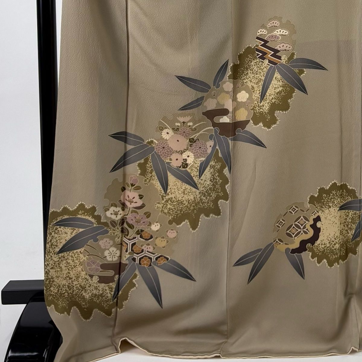 付下げ 身丈173 cm 裄丈71.5 L 袷 こむさでもーど 落款 雪輪 草花 薄茶色 正絹