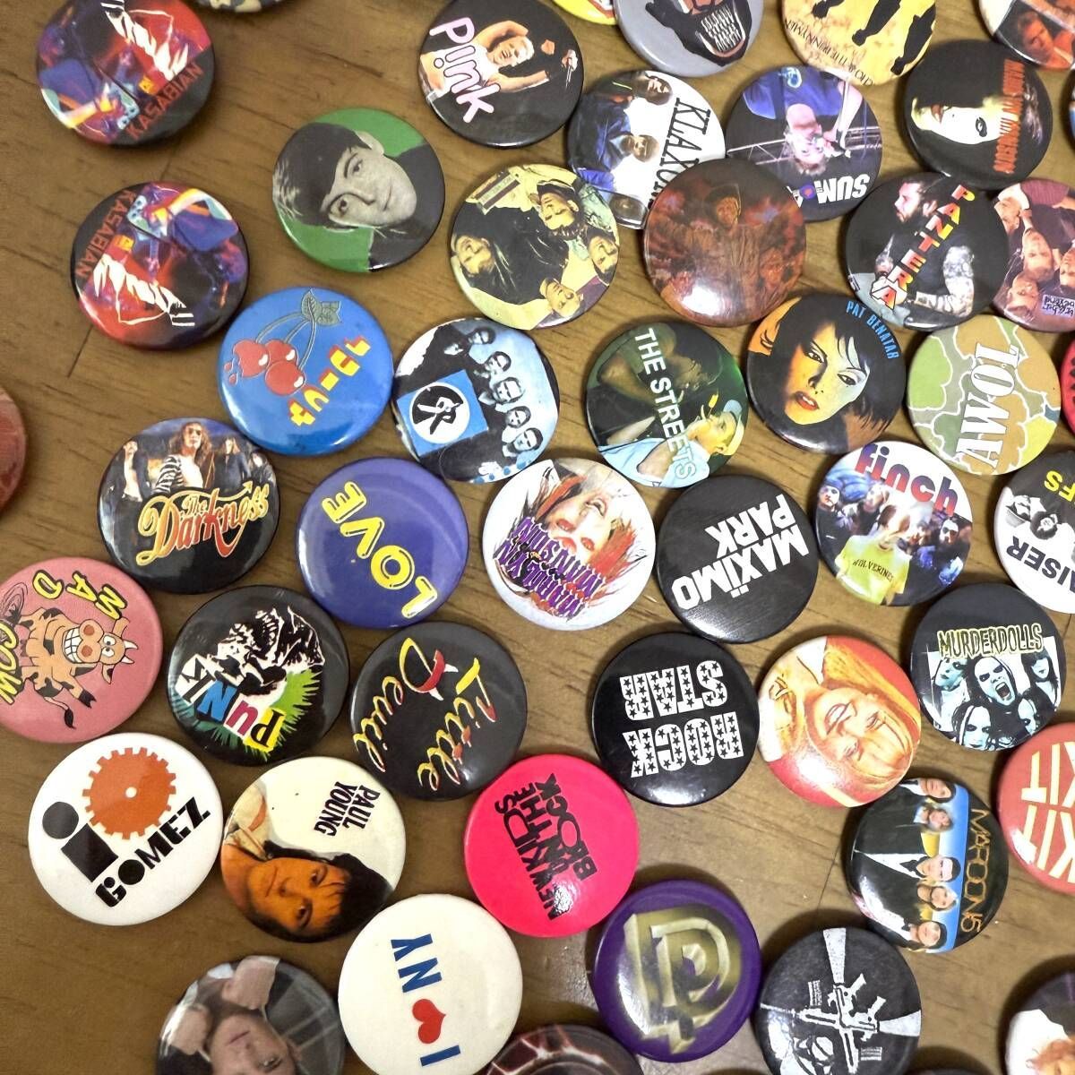 A 缶バッジ 洋楽 ロック POP まとめて 大量 セット 卸売 小型 アメリカン イギリス 洋ロック R B インテリア 小物 バッグ トート バッヂ 装飾 服飾 カスタム DIY 世田谷ベース アーティスト 歌手 ロゴ ジャケット