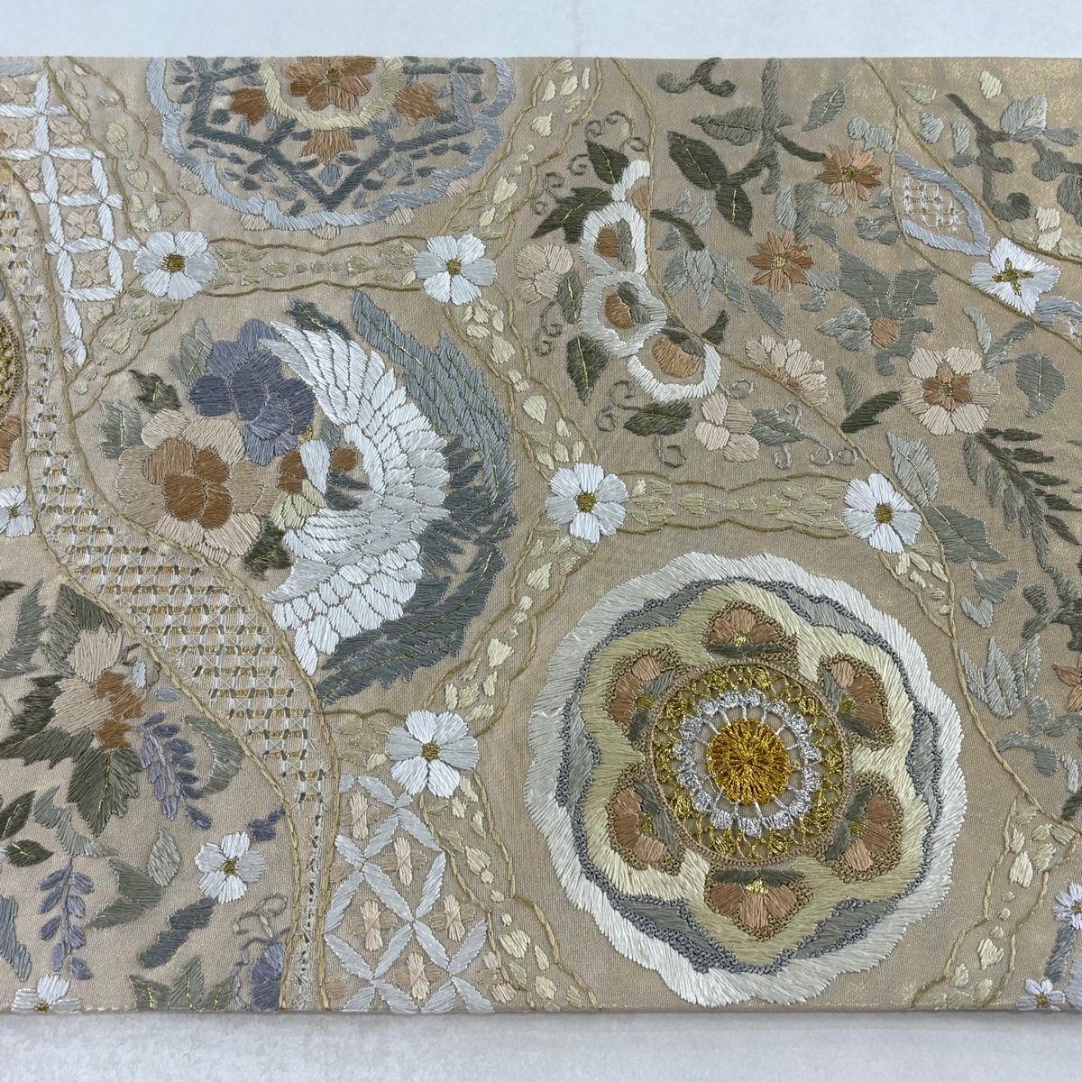 六通袋帯 美品 逸品 金糸 汕頭刺繍 薄草色 正絹 花鳥紋様 スワトウ 美品】 袋帯 逸品 鈴乃屋 草花 鳥 金銀糸 刺繍 ベージュ 六通 正絹