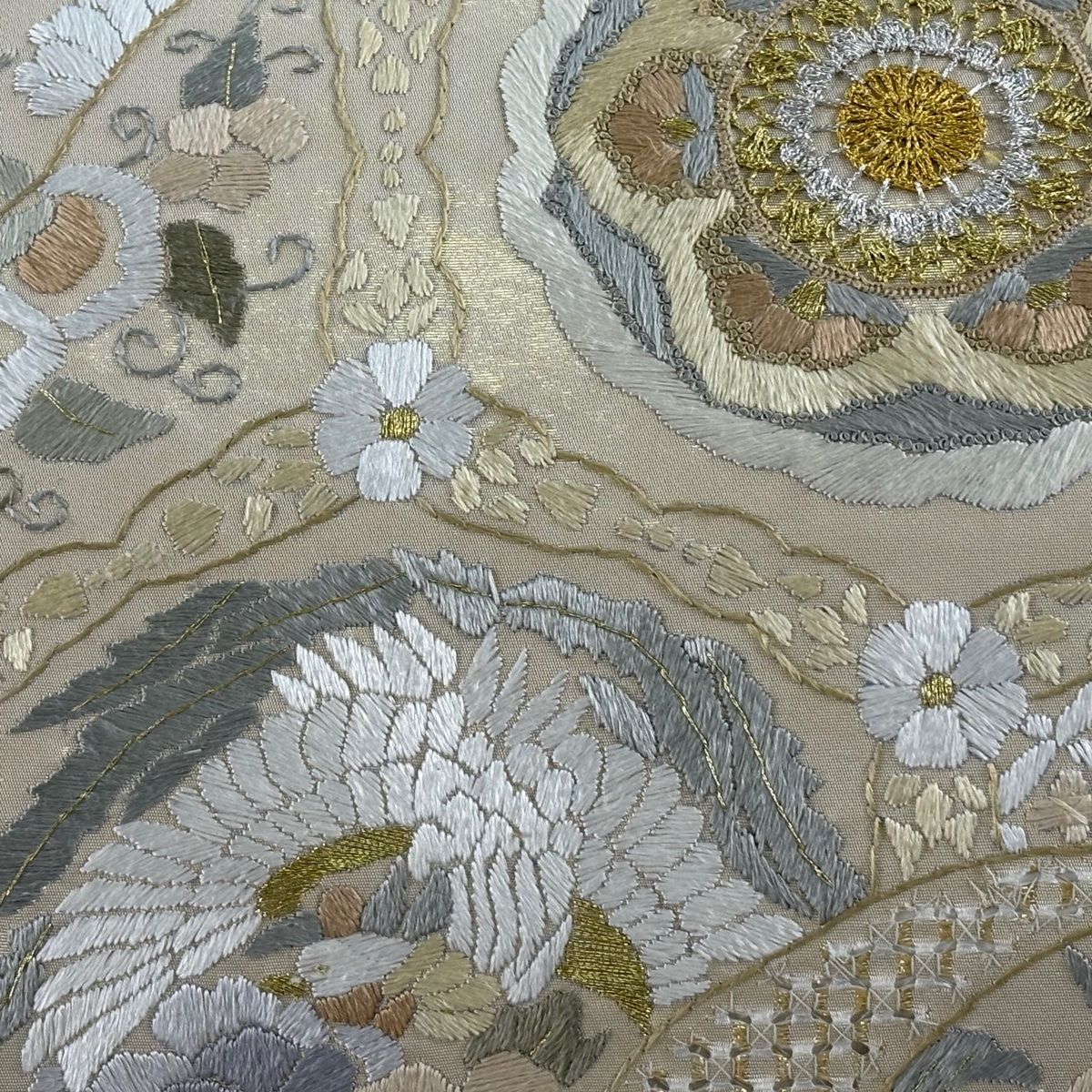 美品】 袋帯 逸品 鈴乃屋 草花 鳥 金銀糸 刺繍 ベージュ 六通 正絹