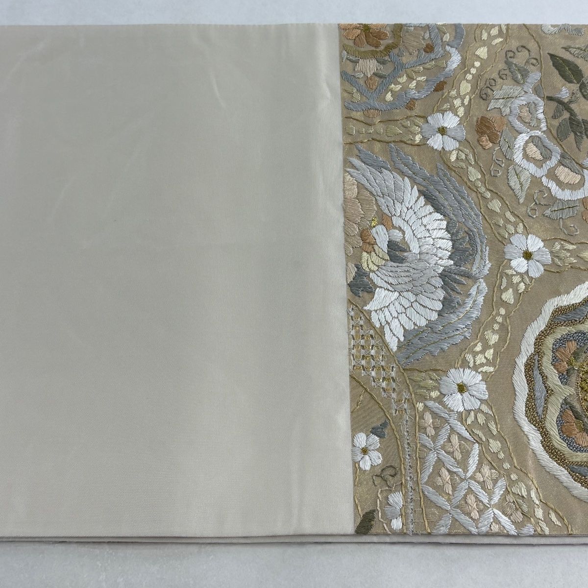 美品】 袋帯 逸品 鈴乃屋 草花 鳥 金銀糸 刺繍 ベージュ 六通 正絹