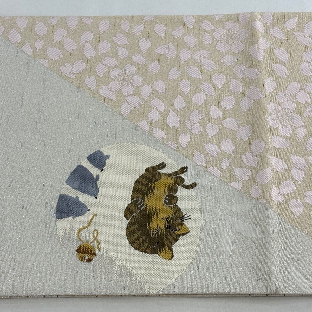 美品】 袋帯 逸品 猫とねずみ うさぎと亀 箔 灰白 お太鼓柄 正絹