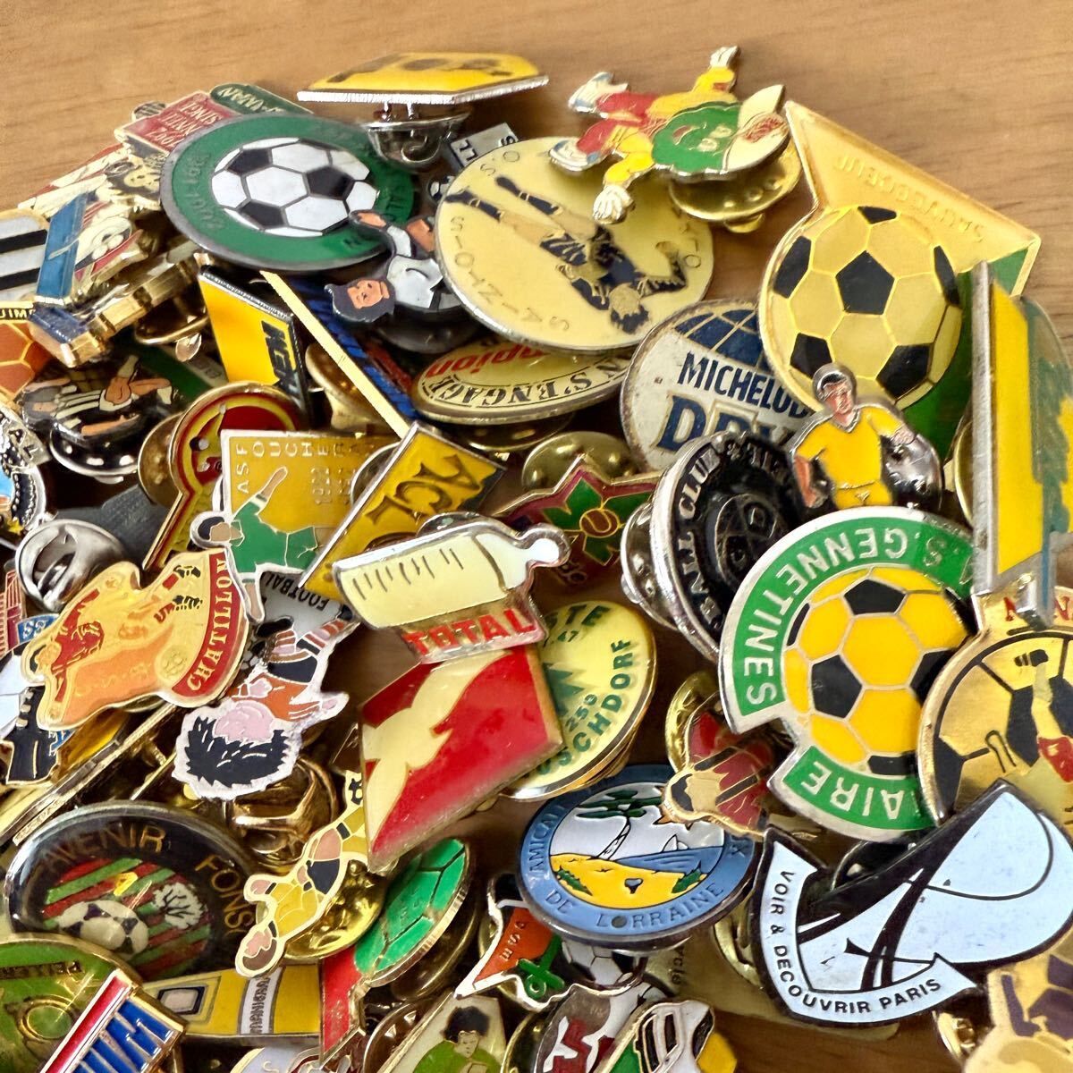 フランス雑貨★ピンバッジ大量200個セット★PFA04 フランス雑貨☆ピンバッジ大量200個セット☆PFA04 38507 フランス雑貨