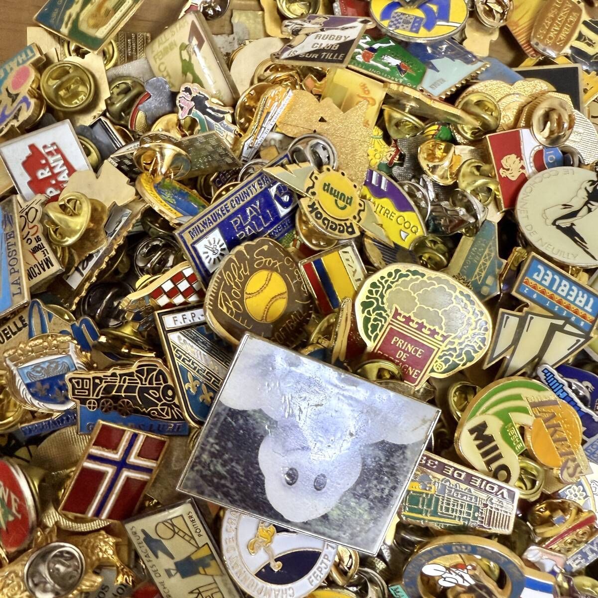 A ピンバッジ フランス雑貨 ヴィンテージ まとめ 大量 まとめて 卸売 ピンズ フレンチ ビンテージ セット アンティーク 蚤の市 アクセ ブロカント エフェメラ 世田谷ベース 昭和レトロ 広告 ガレージ アメリカ