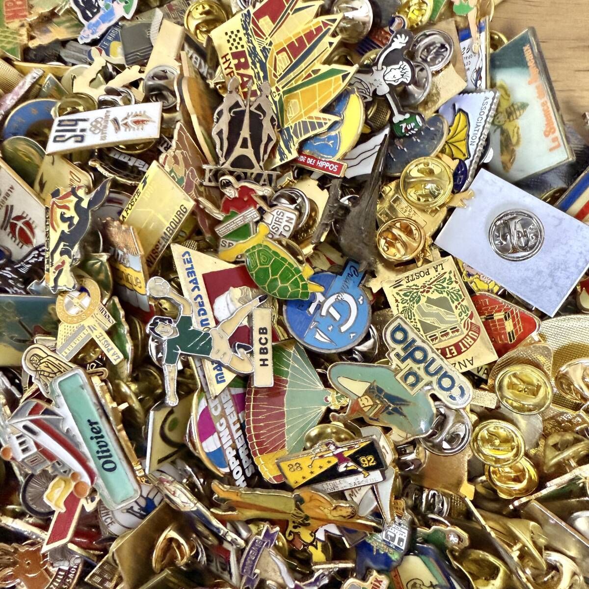 B ピンバッジ フランス 大量 まとめて セット 卸売 処分 ロット 店舗用 小売 欧米 雑貨 海外 ヴィンテージ 小物 レディース トート バッグ アクセント コーデ メンズ ジャケット ピンズ 海外雑貨 DIY