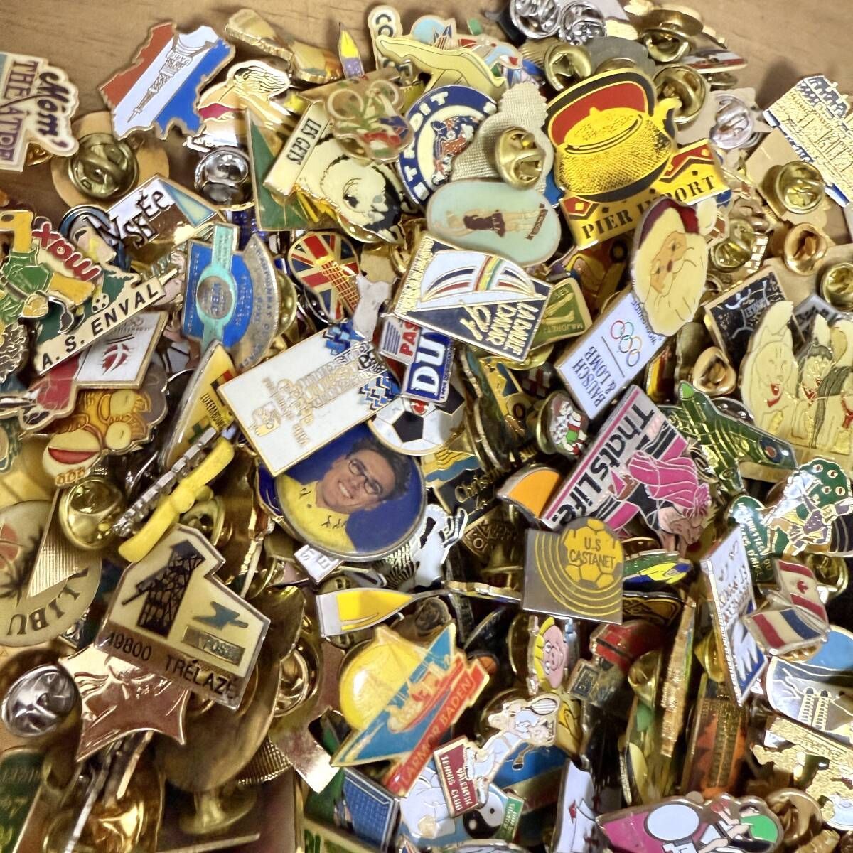 C ピンバッジ 500個 フランス 海外 雑貨 小物 ミッドセンチュリー アメリカン ポップ 企業物 広告 かわいい リュック トートバッグ バッグチャーム ワンポイント アクセント バッヂ カジュアル フレンチ ジャケット ユーロ フォーマル