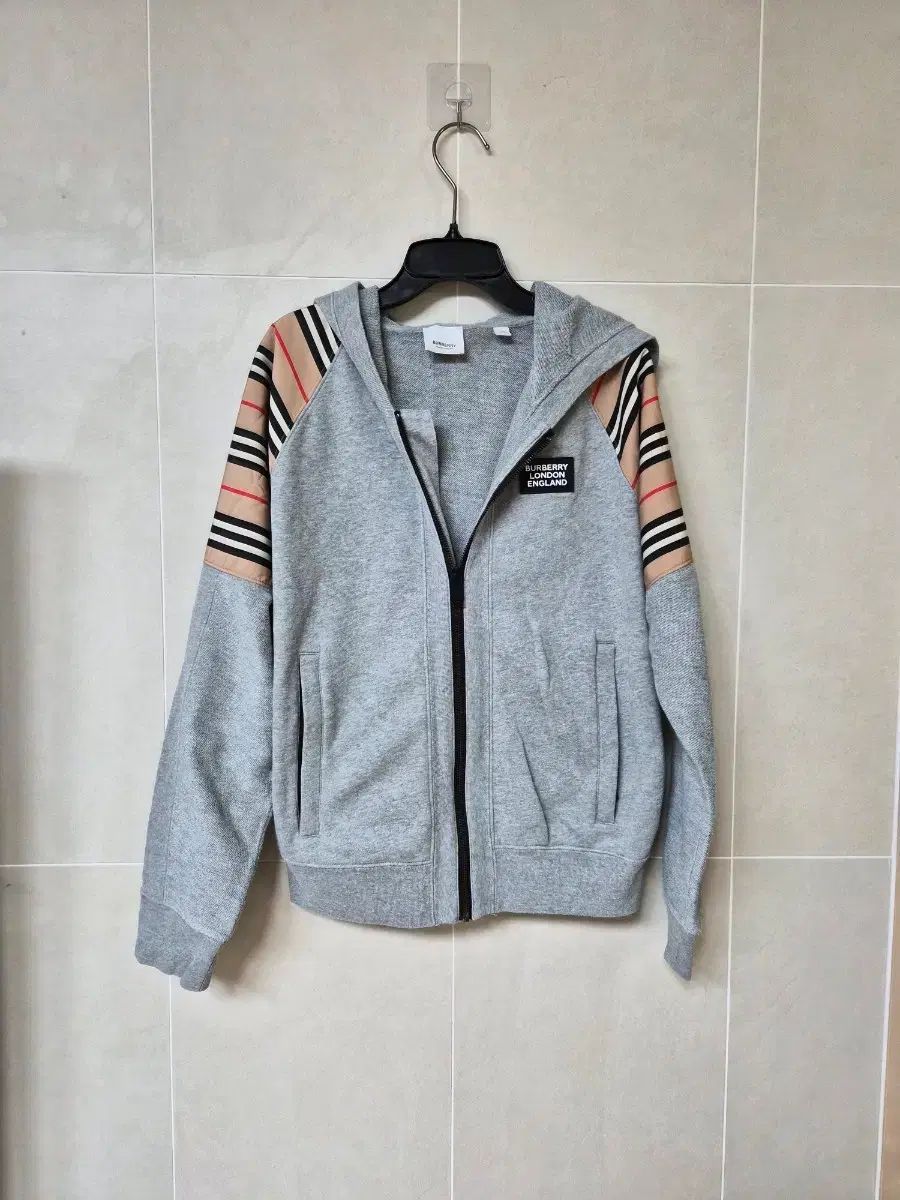 バーバリー チェック パータン グレー WHO ジップアップ 14y - メルカリ
