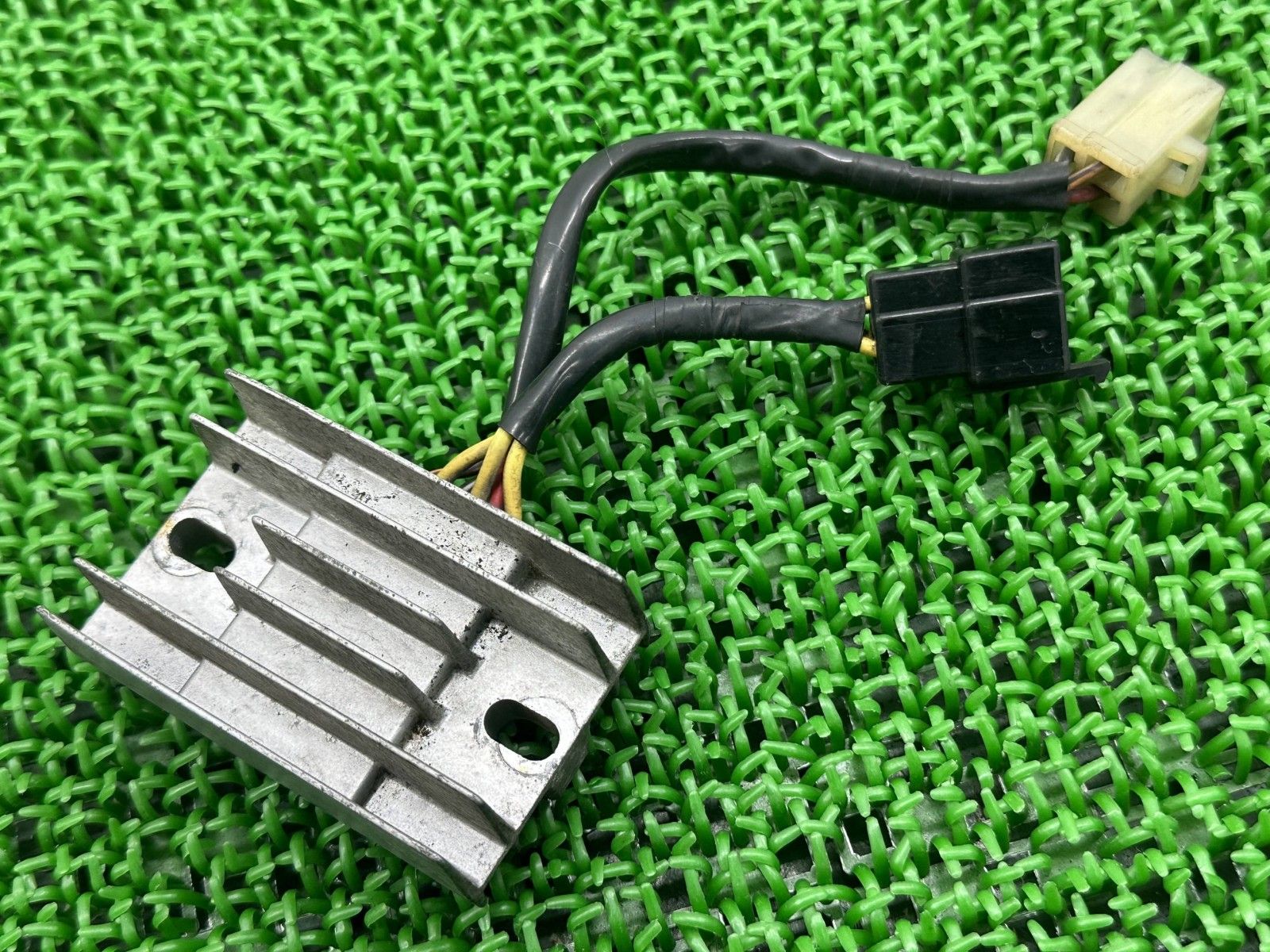 GSX 250 Sカタナ レギュレター スズキ GJ 76 A 400 レギュレーター レクチファイアー 機能的問題なし Ed