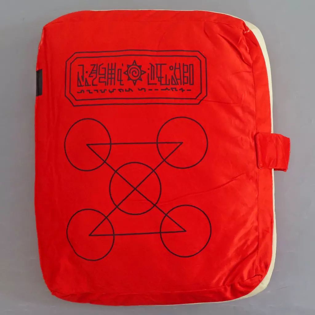 中古】クッション・本体 赤い魔本クッション 「DMMくじ 原作『金色の