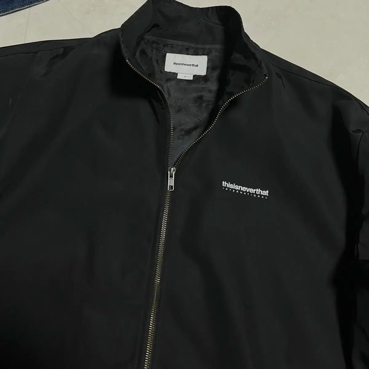 (L)ディスイズネバーザット ロゴ ジップアップ ジャケット