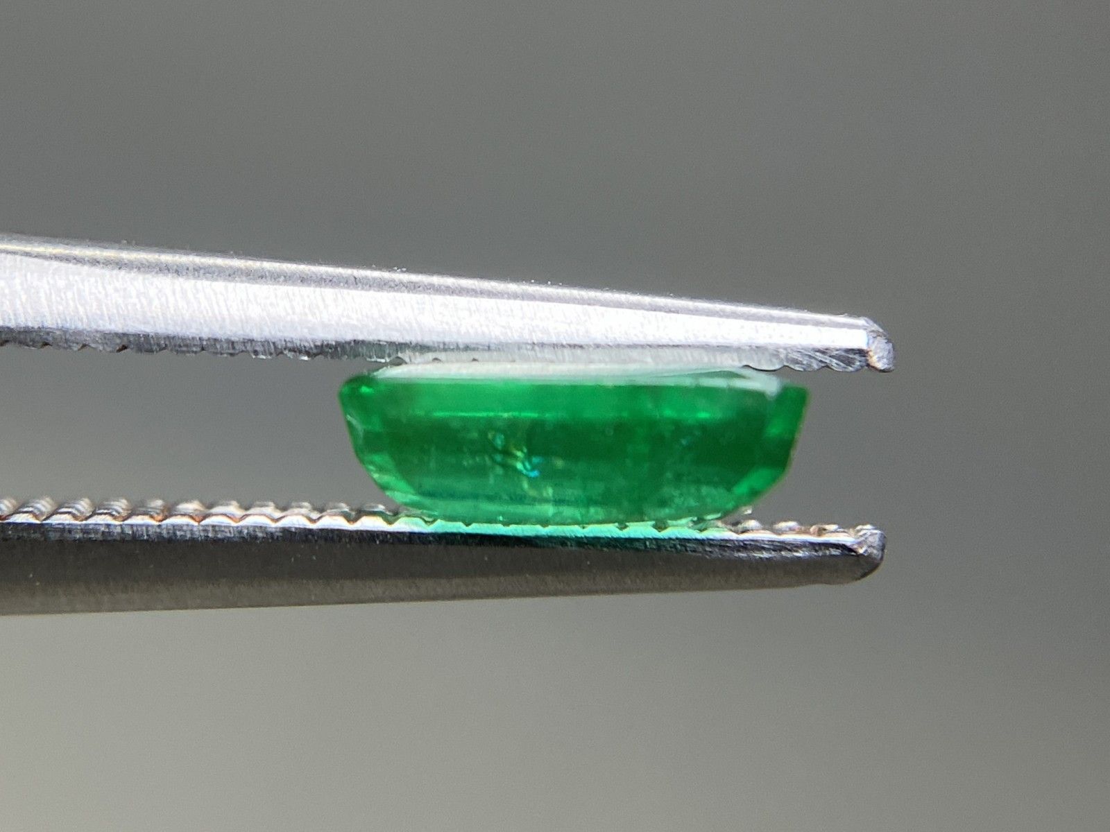 エメラルド 天然 0.687ct 中央宝石ソーティング付き 7.16㎜×4.09