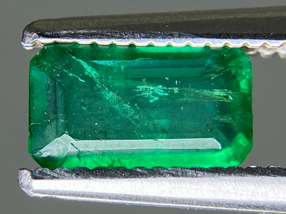 エメラルド 天然 0.687ct 中央宝石ソーティング付き 7.16㎜×4.09