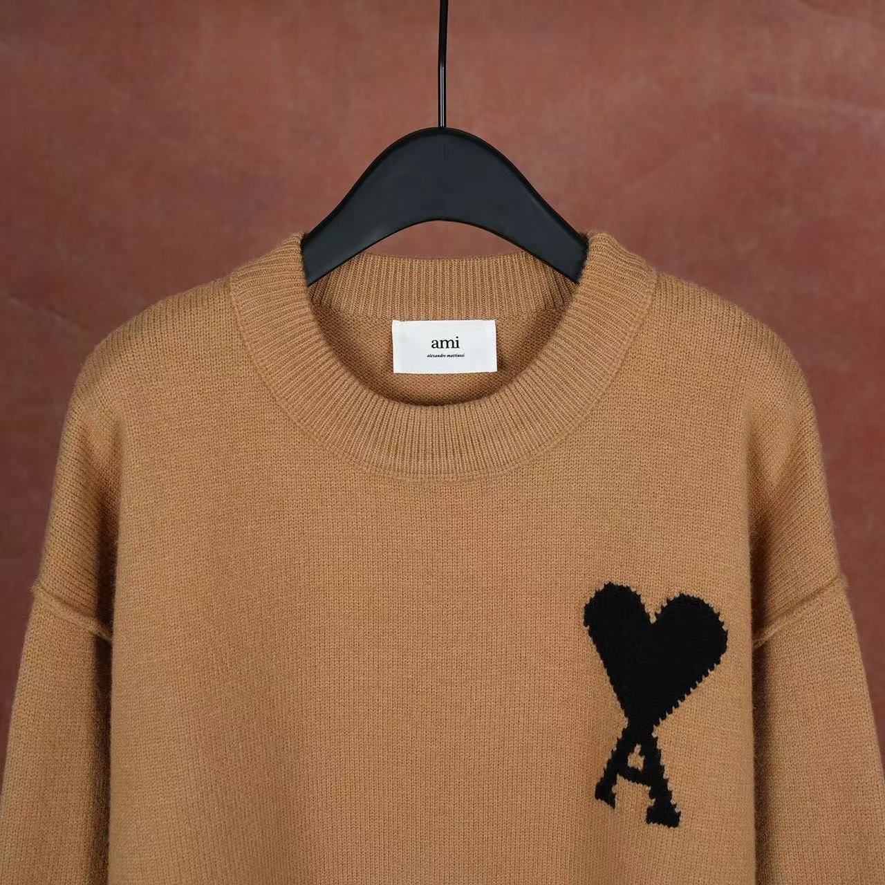 AMI PARISカーキ色です ニットセーター ハート A刺繍 AMI PARIS カーキ色 ニットセーター ハート刺繍 - メルカリ