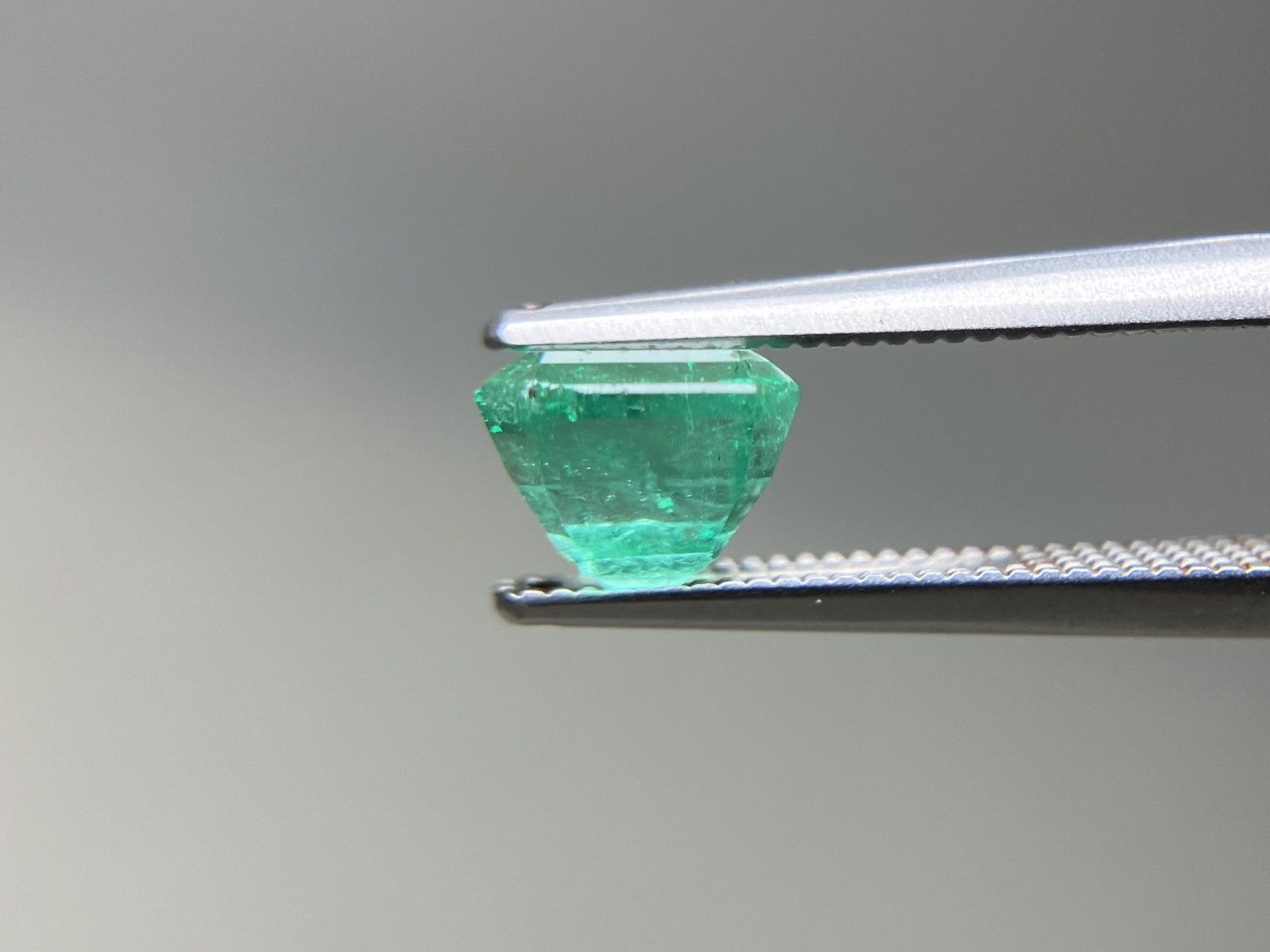 エメラルド 天然 1.281ct 中央宝石ソーティング付き 6.70㎜×5.52