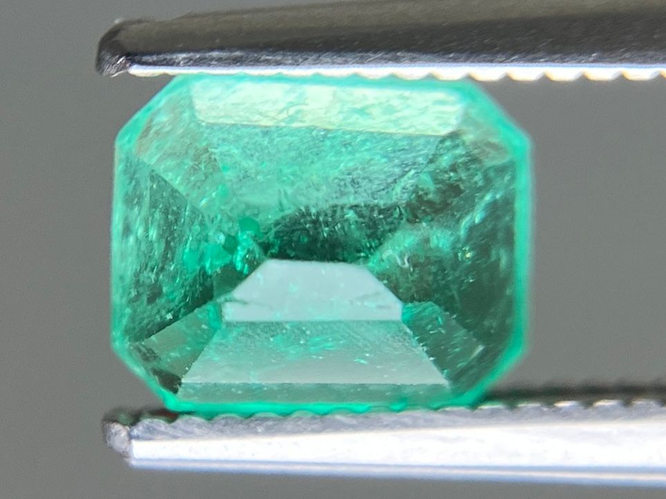 エメラルド 天然 1.281ct 中央宝石ソーティング付き 6.70㎜×5.52