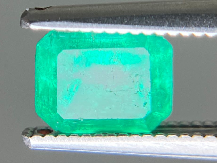 エメラルド 天然 1.281ct 中央宝石ソーティング付き 6.70㎜×5.52