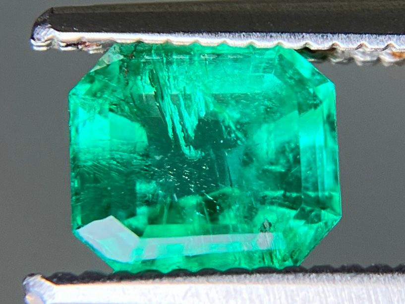 エメラルド2.001ct ルース　ソーティング付き エメラルド 天然 0.775ct 中央宝石ソーティング付き 5.75㎜×5.19