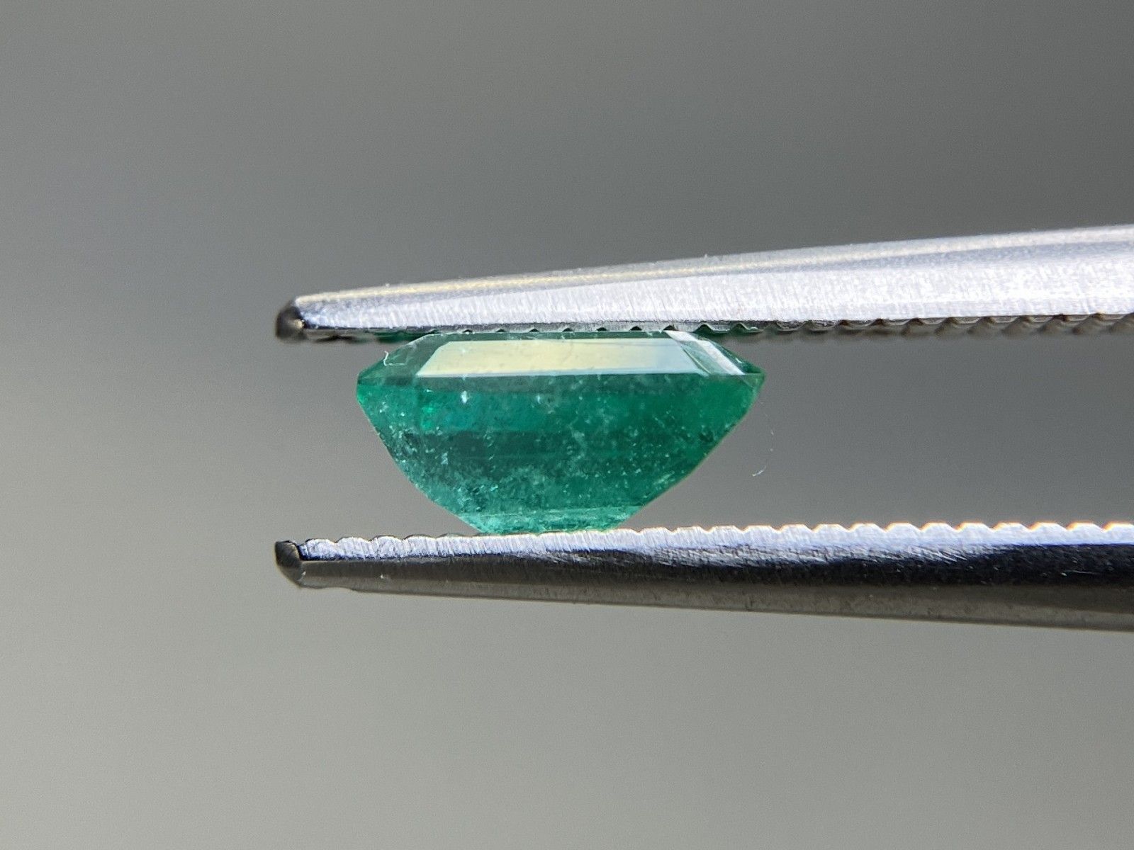 エメラルド 天然 1.042ct 中央宝石ソーティング付き 7.21㎜×5.22