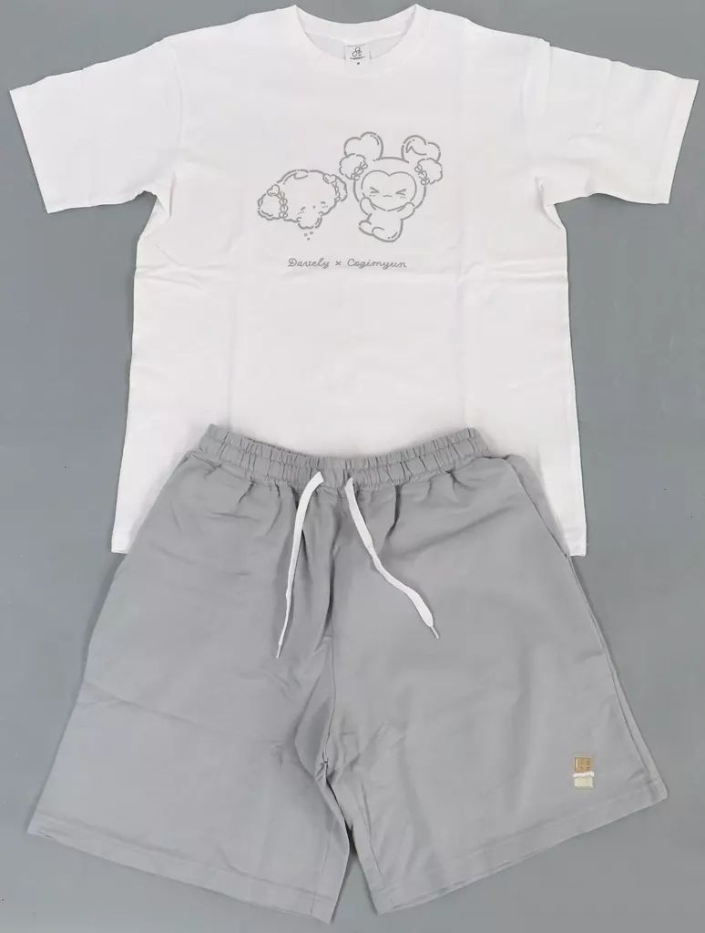 衣料雑貨 ダヒョン セットアップ DAVELY×こぎみゅん ホワイト×グレー Mサイズ TWICE LOVELYS×SANRIO CHARACTERS