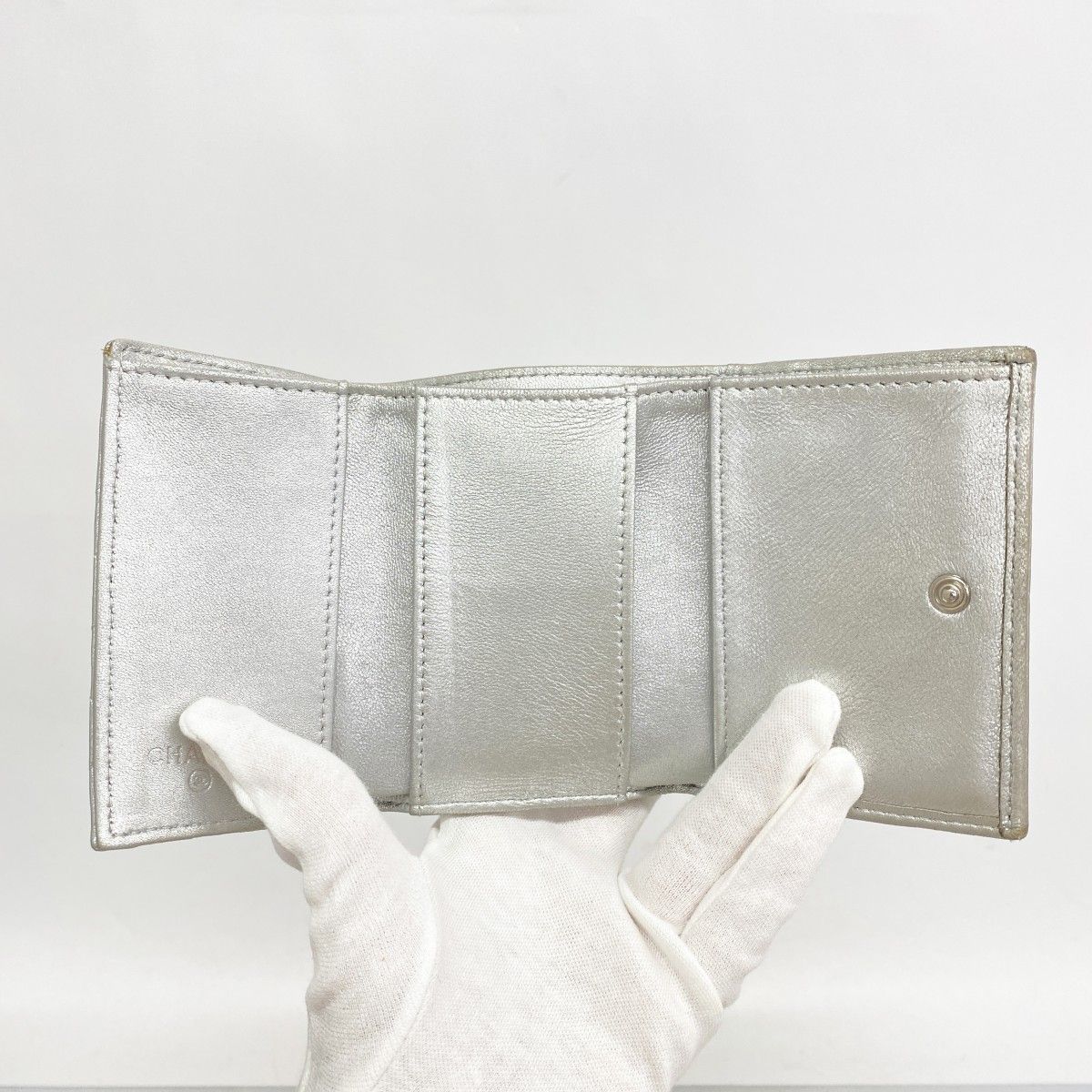 5oe5275】シャネル 三つ折り財布 マトラッセ ラムスキン シルバー