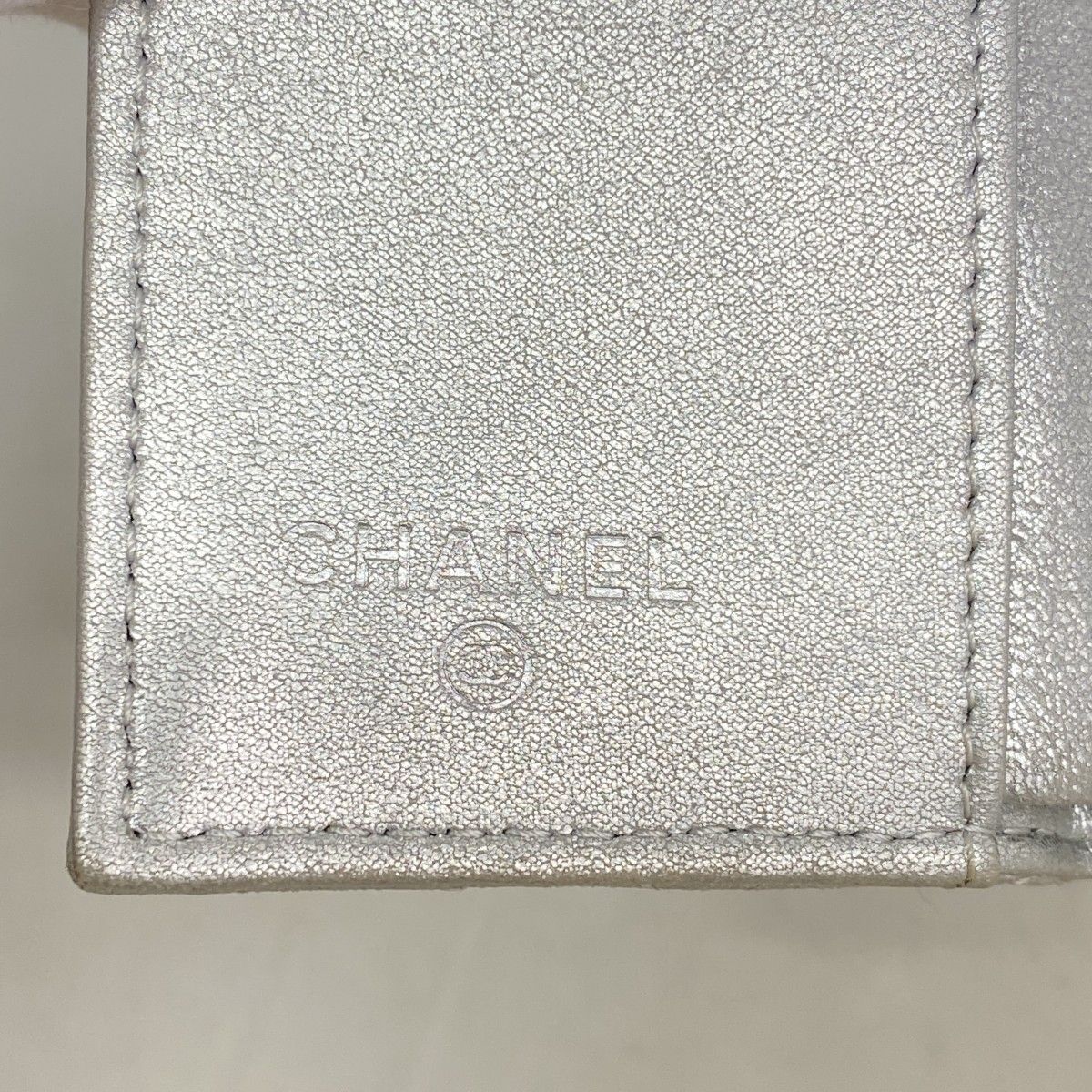 5oe5275】シャネル 三つ折り財布 マトラッセ ラムスキン シルバー