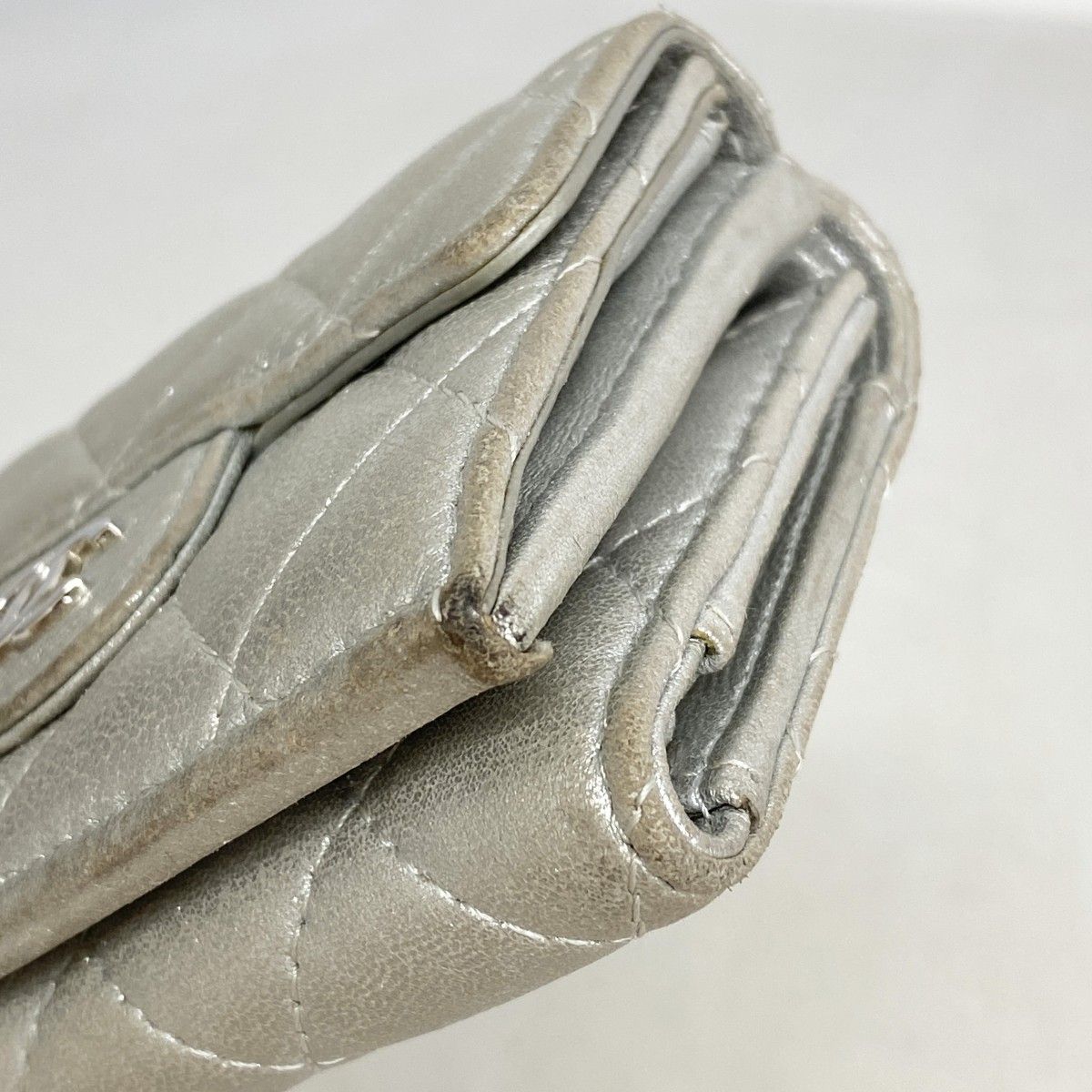 5oe5275】シャネル 三つ折り財布 マトラッセ ラムスキン シルバー