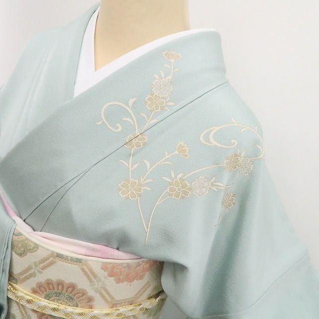 ❁tomihisa❁新品 金駒刺繍 着物 正絹 仕付け糸付”清らかに咲く花々に