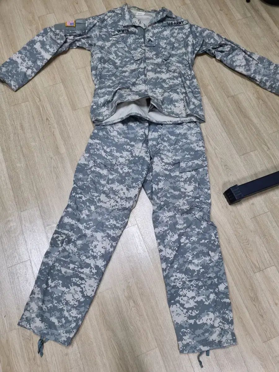 ミリタリー ACU 上下セット M R サイズ 階級章 星条旗 部隊マーク パッチ含む