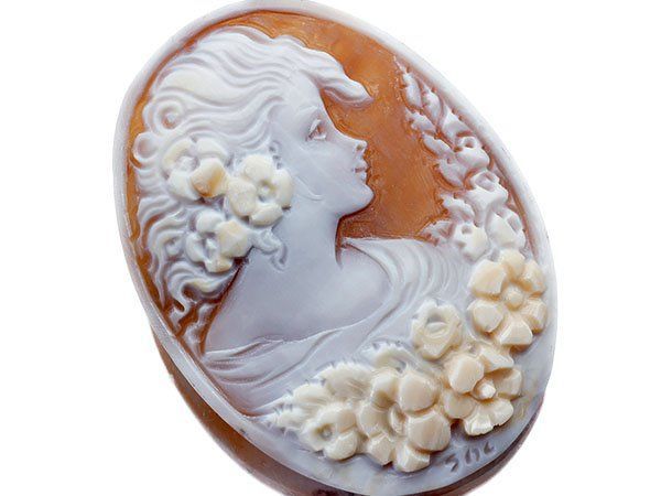 ジュエリー ソルビノ作 な花と女性像 シェルカメオルース 59.6 mｍ×45.0ｍｍ a 2981 i