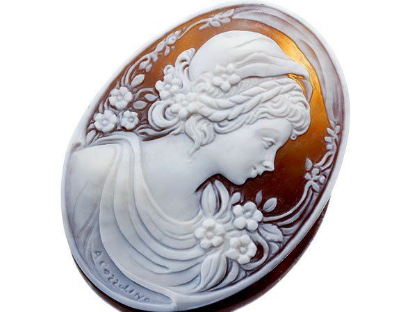 ジュエリー A コッツォリーノ作 清楚な花と女性像 シェルカメオルース 65 2 mｍ 48 8ｍｍ 2983 i