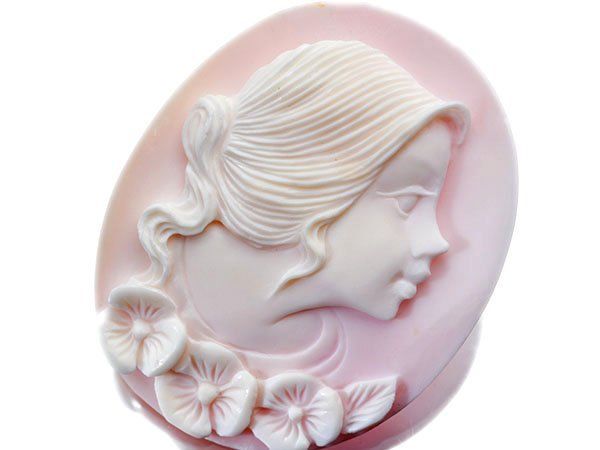 ジュエリー 作家品 サイン刻印有 な花と女性 コンクシェルカメオルース 50.6ｍｍ×40.2ｍｍ a 2988-i