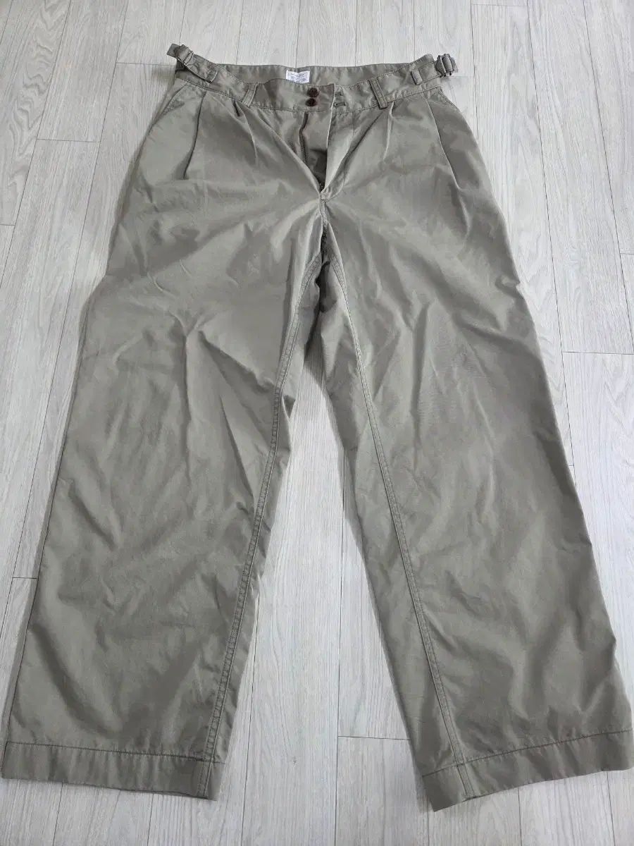 アナザーオフィス サンティアゴパンツ セージグリーン2