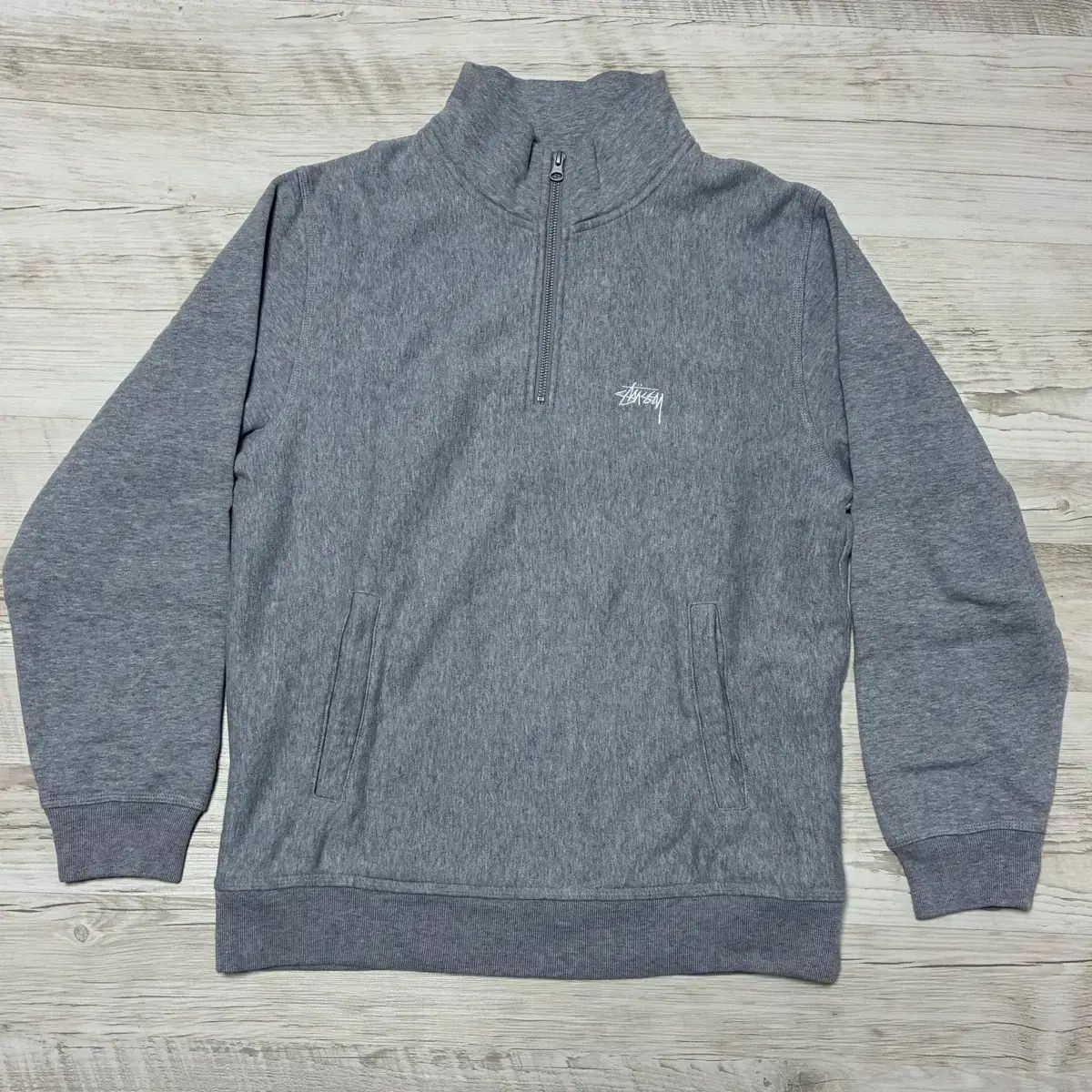 M STUSSY ハーフジップ スウェット グレー 【公式通販】
