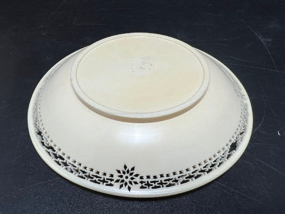 MR-01570 中国美術 細密透かし花彫り置物。天然素材彫刻 時代物 重