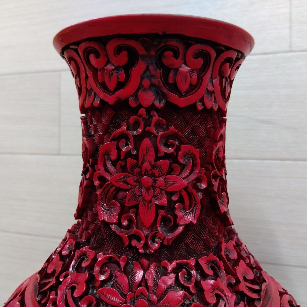 中国美術 内七宝黒胎堆朱彫漆彫刻大花瓶 堆朱 骨董品 美術品 中古 送料