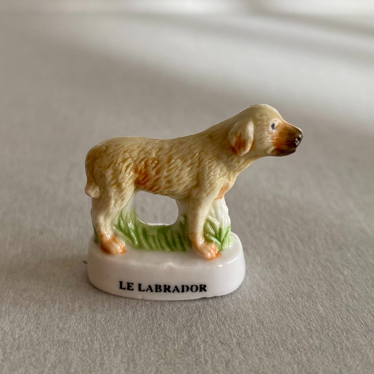 ラブラドールのフェーブ／犬／動物／フランス雑貨／陶器ミニチュア