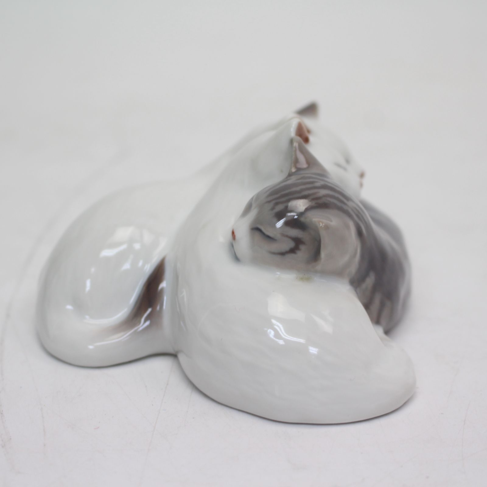IS579)【美品】ロイヤルコペンハーゲン 抱き合う猫 眠り猫 陶製