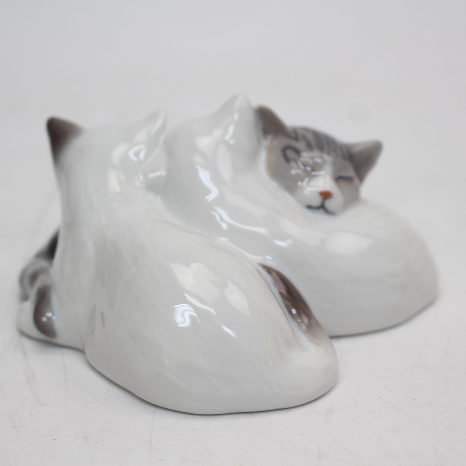 IS579)【美品】ロイヤルコペンハーゲン 抱き合う猫 眠り猫 陶製