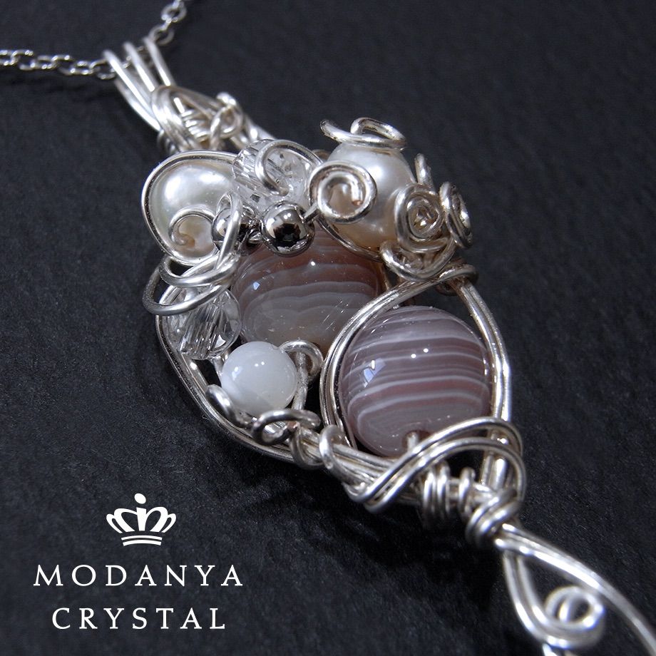 ボツワナアゲート+淡水パール+アメジストの揺れるワイヤーペンダント