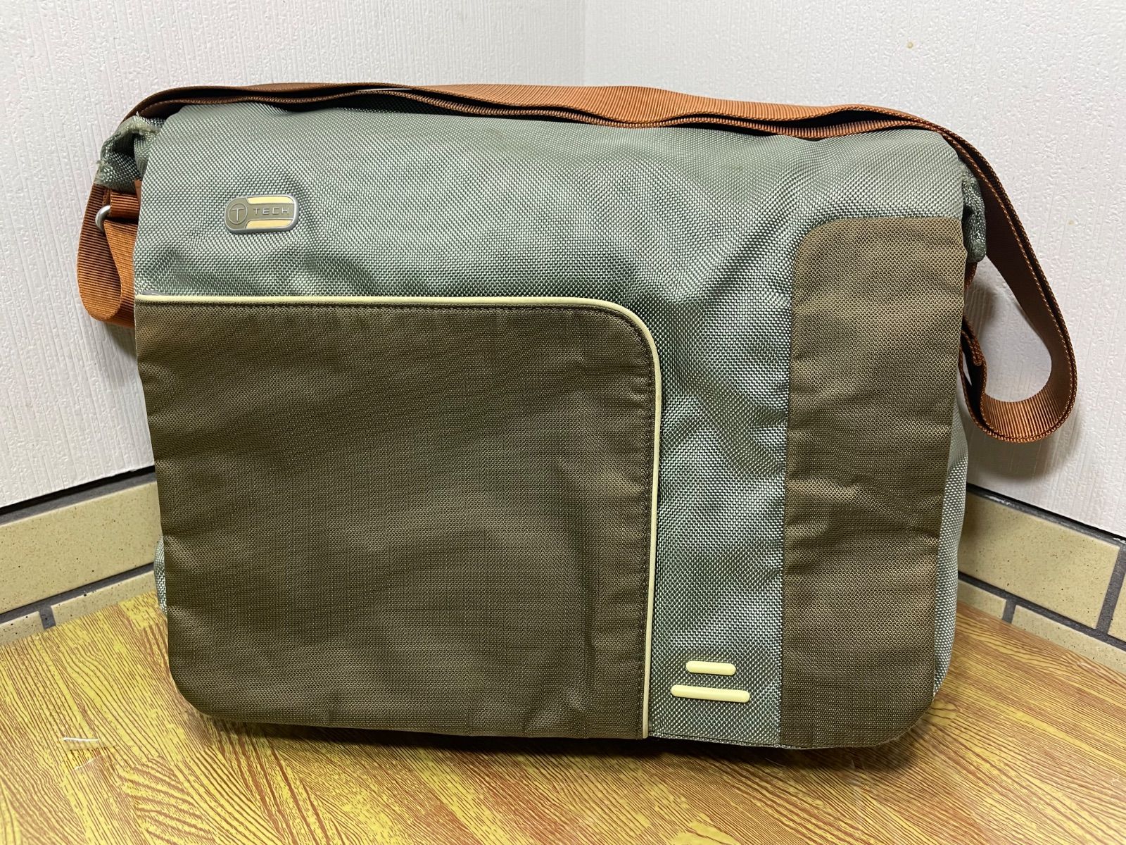 TUMI (トゥミ) 送料無料 美品 トゥミ ショルダーバッグ ポシェット 鞄