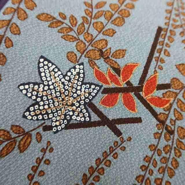  ✾まめ藤✾花井幸子落款 正絹 着物 粋な差し色でぐっと締まり 藤や紅葉が舞う空模様 小紋 T 47 小紋 着物