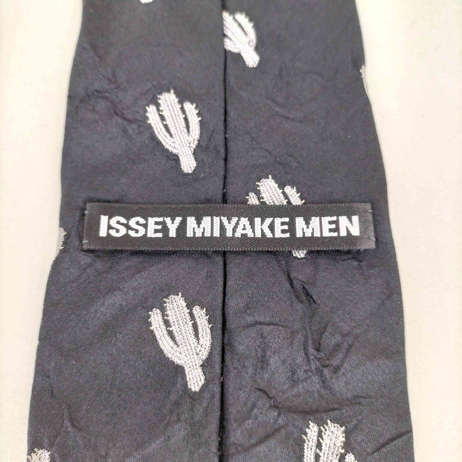 イッセイミヤケメン ISSEY MIYAKE MEN シルク サボテン柄 ネクタイ