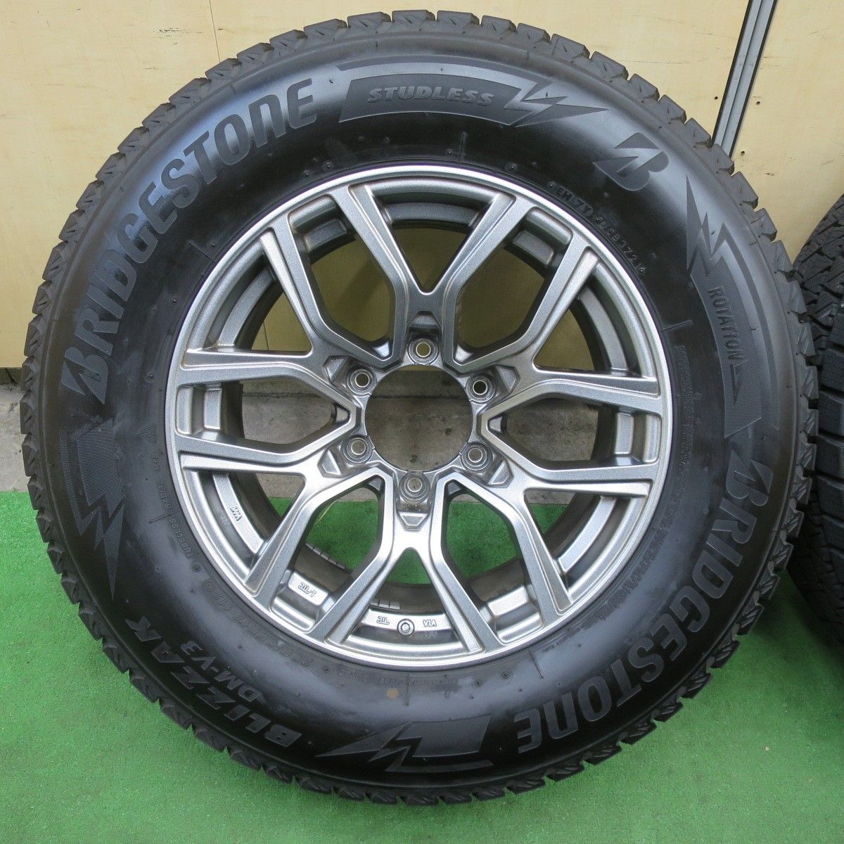 バリ溝 21年 キレイ 9 5分 スタッドレス 265 65 R 17 ブリヂストン ブリザック DM V 3 KAZERA H 301 カゼラ 17インチ PCD 139 7 6 ス