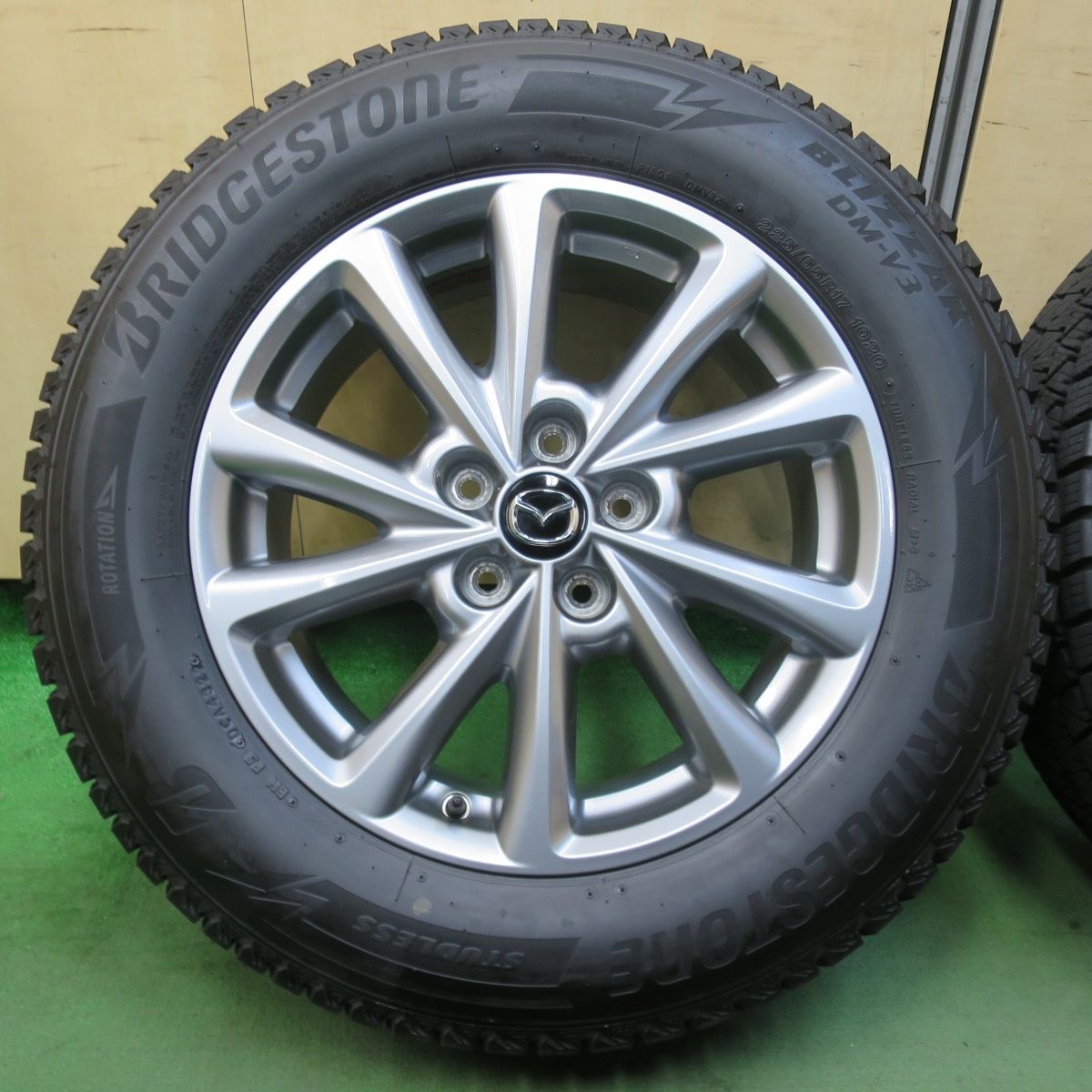 バリ溝 22年 キレイ 9 5分 マツダ CX 5 225 65 R 17 スタッドレス ブリヂストン ブリザック DM V 3 17インチ PCD 114 H 5112202イス