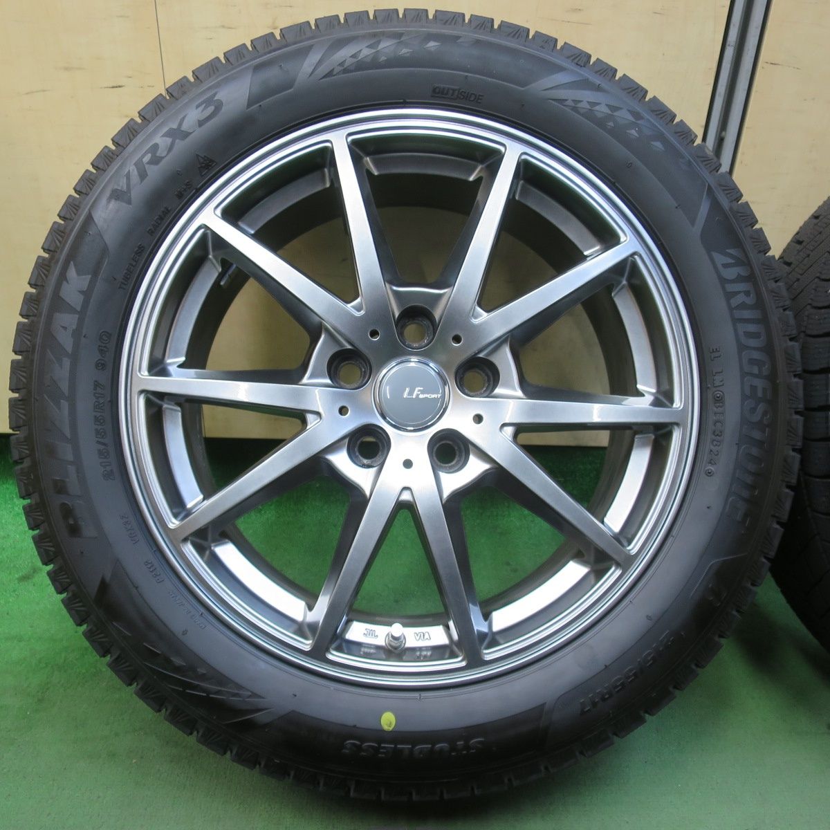 バリ溝 24年 キレイ ほぼ10分 スタッドレス 215 55 R 17 ブリヂストン ブリザック VRX 3 LF SPORT 2 LFスポーツ 17インチ PCD 114 5 H 5112206イス