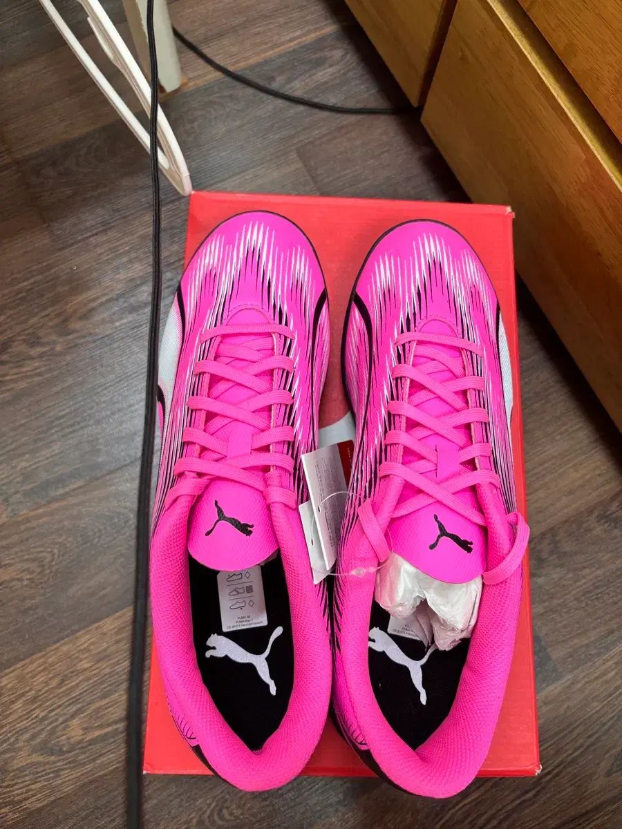 フットサル場 存在感 PUMA ウルトラ プレイ TT 290 mm