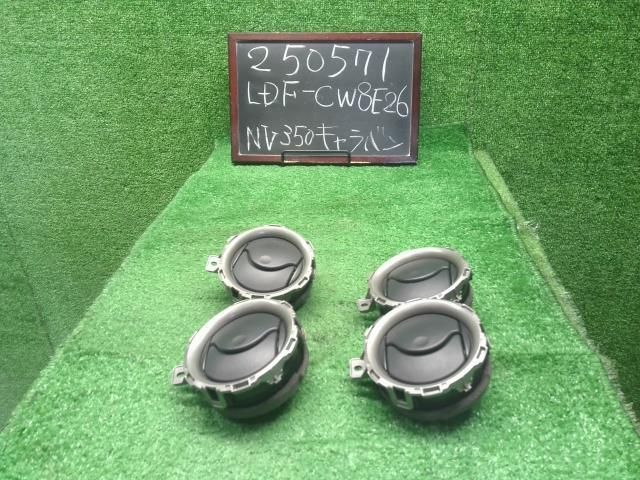 NV350キャラバン LDF-CW8E26 エアコン吹出口 自社品番250571 QM1